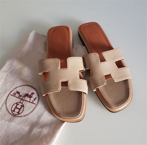 hermes atando as sandálias|hermes sandals.